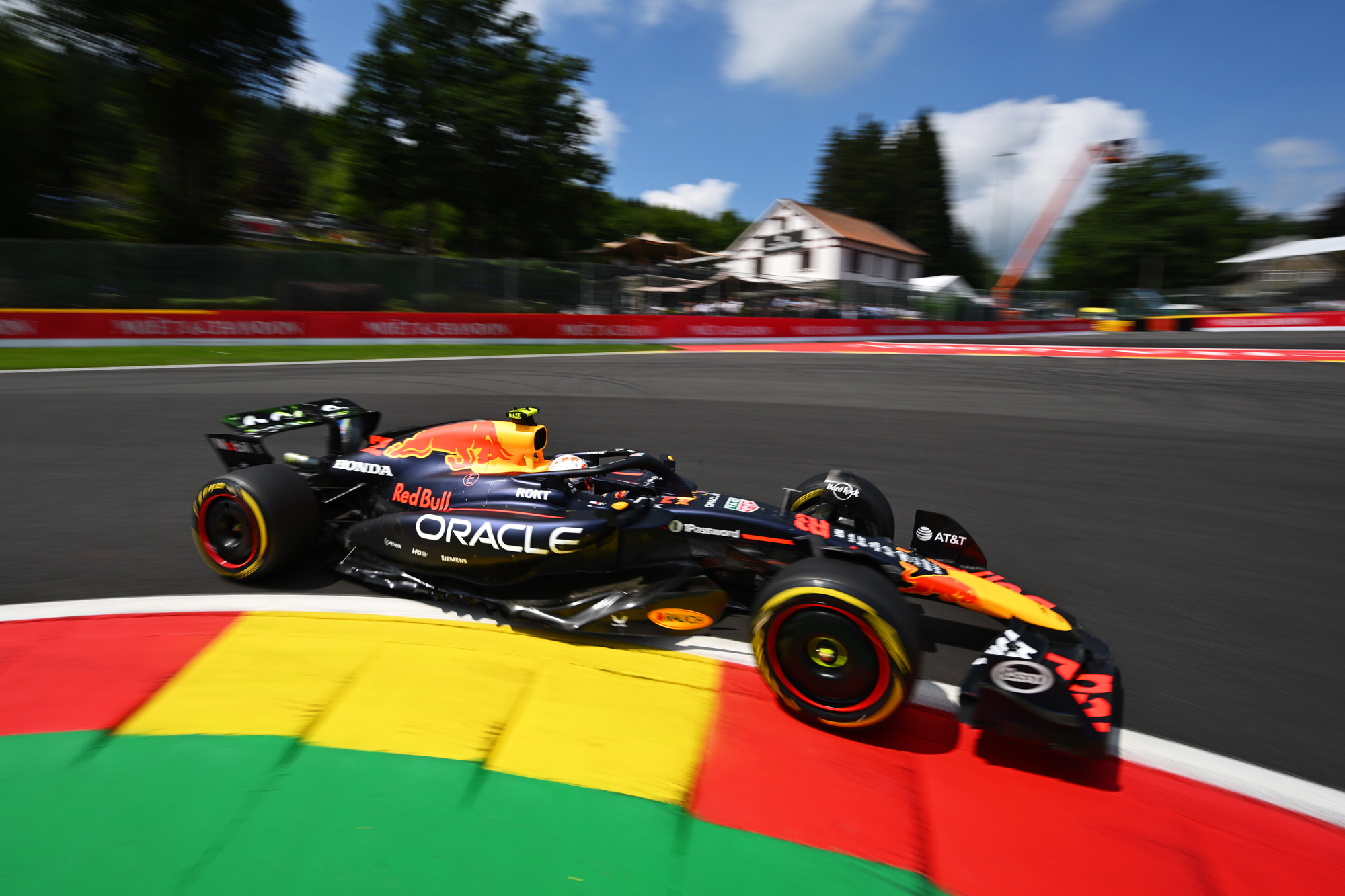 F1 比利时大奖赛：维斯塔潘第四，劳森第八 —— 多变天气下的精彩对决