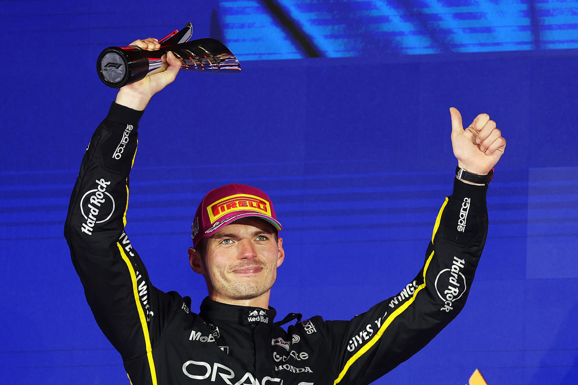 F1新加坡大奖赛：顶住追击！维斯塔潘夺亚军