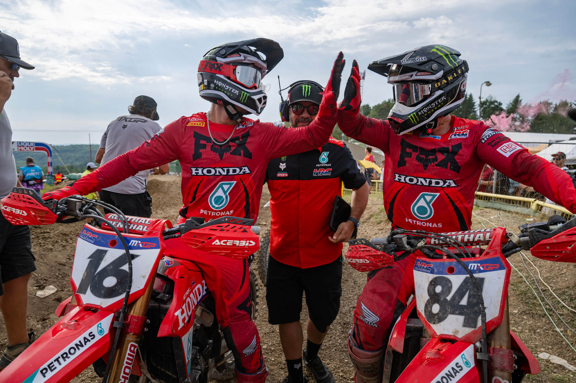 MXGP 捷克分站赛：赫灵斯全胜拿下满额积分，领跑积分榜，维奥斩获分站亚军