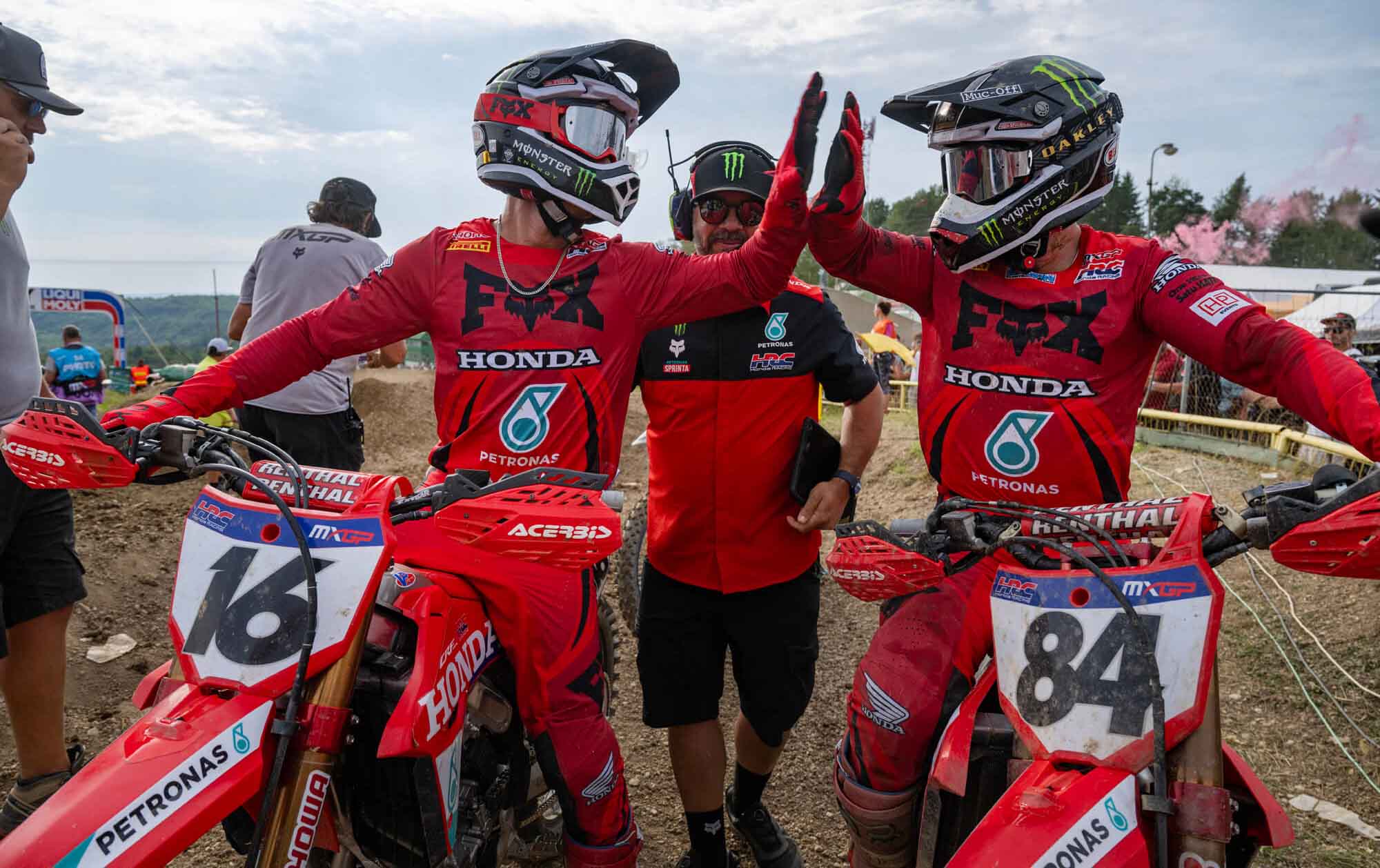 MXGP 捷克分站赛：赫灵斯全胜拿下满额积分，领跑积分榜，维奥斩获分站亚军