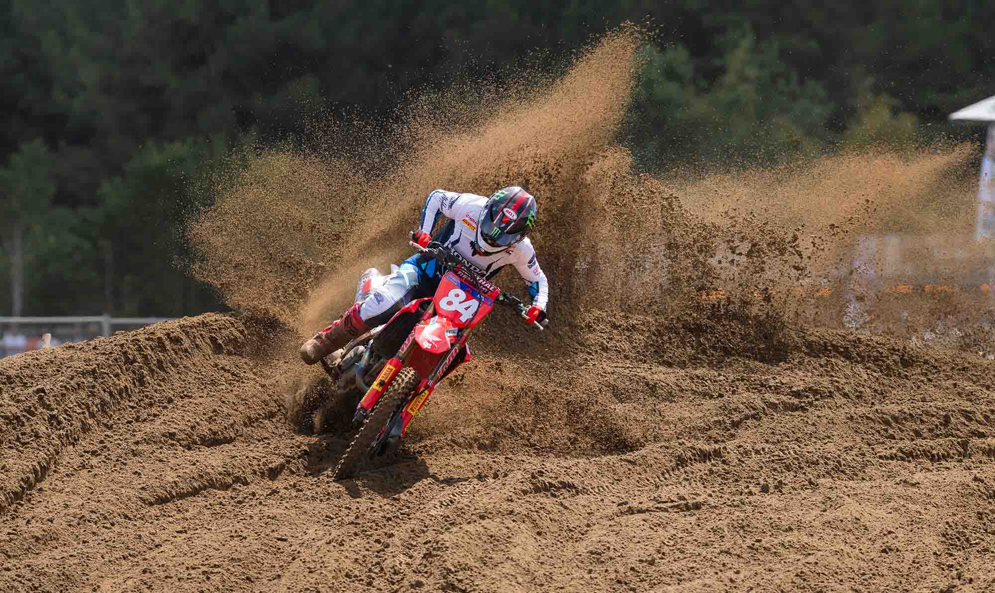 MXGP 佛兰德斯分站赛：赫灵斯凭借沙地技巧全胜夺冠，积分领先优势扩大至 104 分