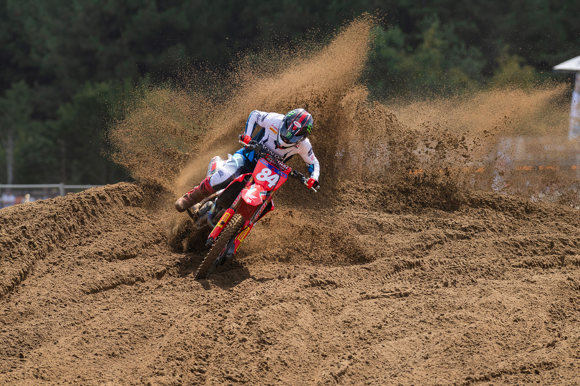MXGP 佛兰德斯分站赛：赫灵斯凭借沙地技巧全胜夺冠，积分领先优势扩大至 104 分